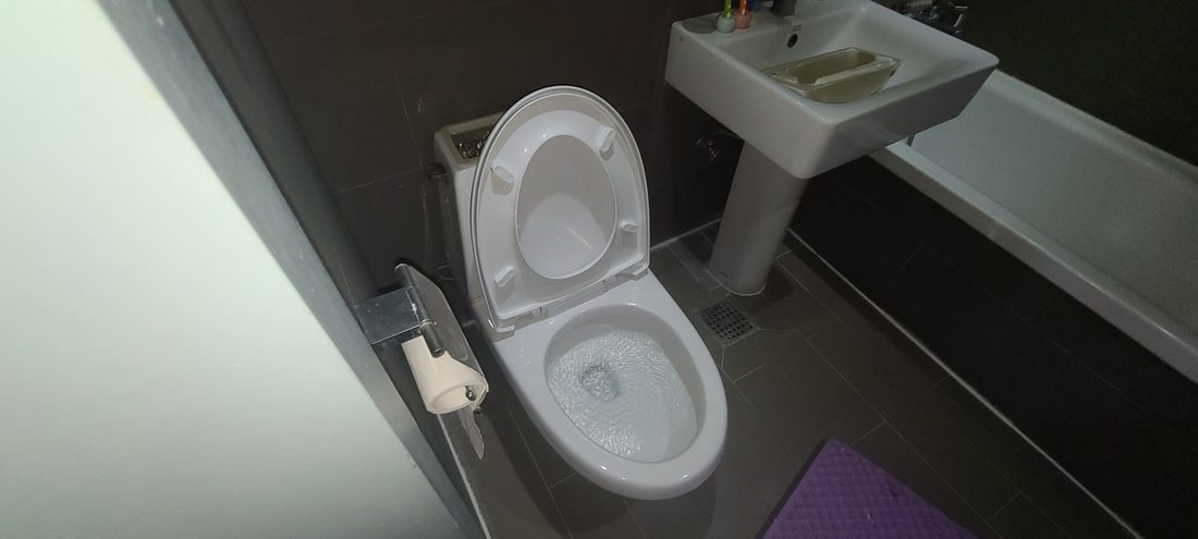 양변기와 물탱크 설치 모습