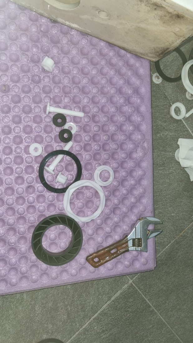 분리한 연결 패킹과 체결 부품