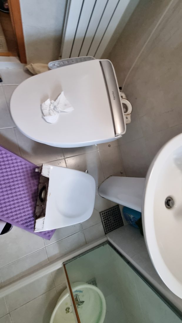 물탱크 분리 작업을 확인하는 참고사진