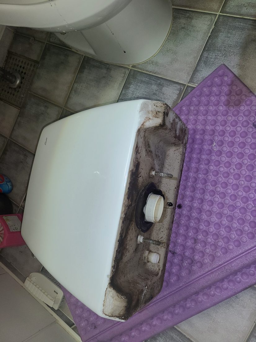 분리한 물탱크 하부의 체결 부위