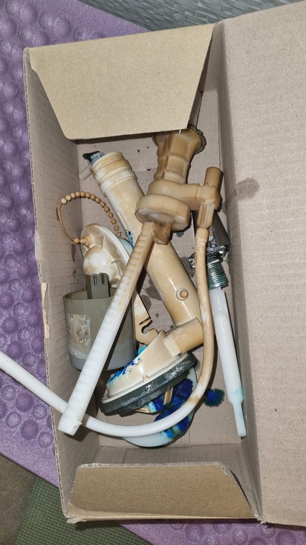 물탱크에서 분리한 부속 구성