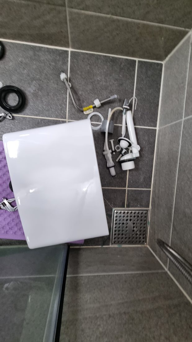 물탱크와 함께 놓인 분리 부속